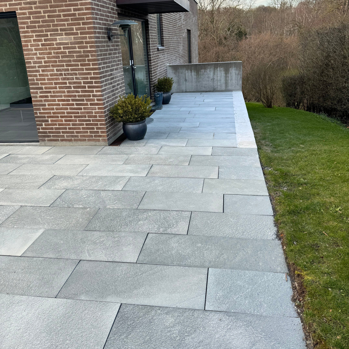 Altaskifer Rockdeck 20 terrassebord med råhugget overflate, norsk naturstein for utendørs belegg
