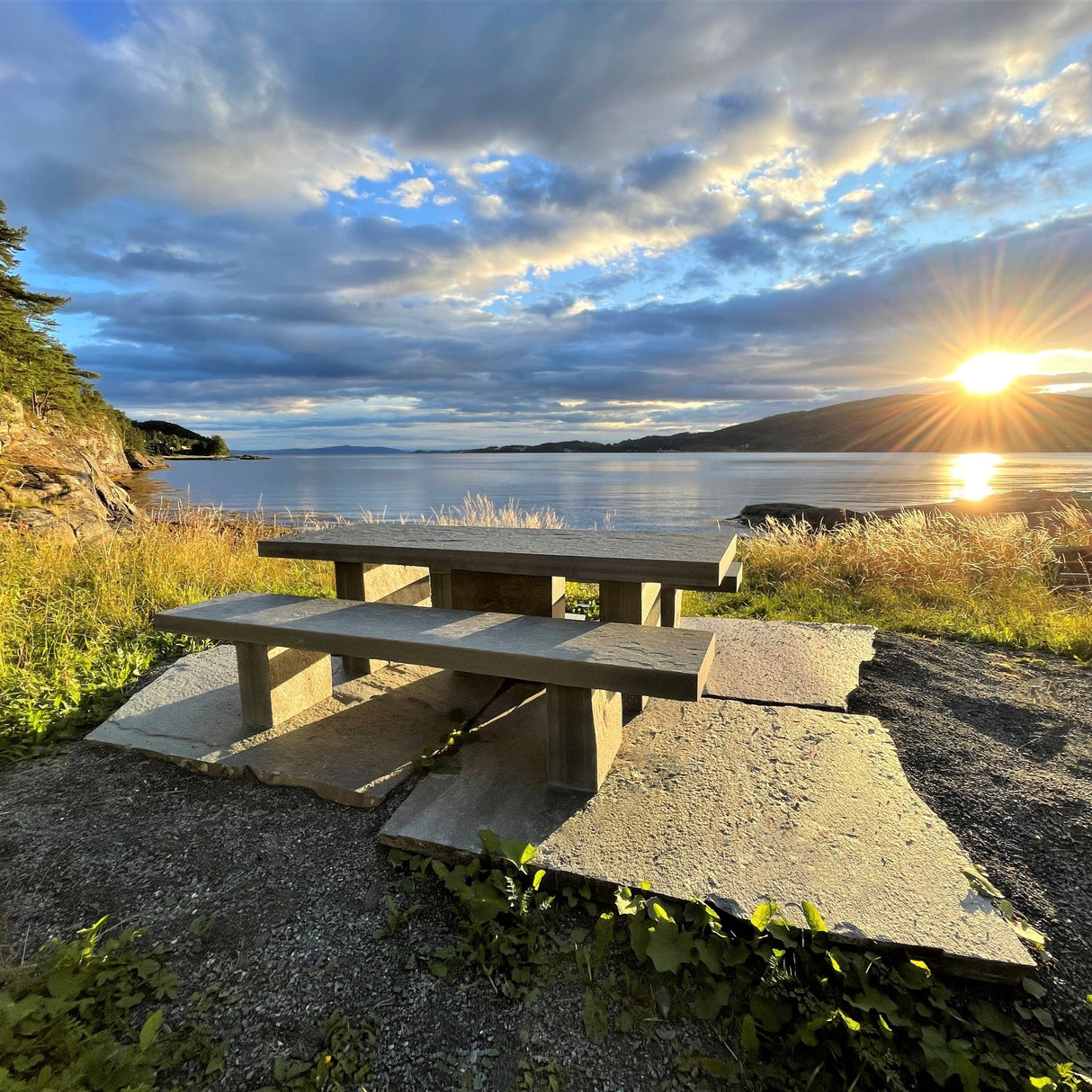 Mellomstor Sittegruppe Mørk Oppdal med to benker og bordplate