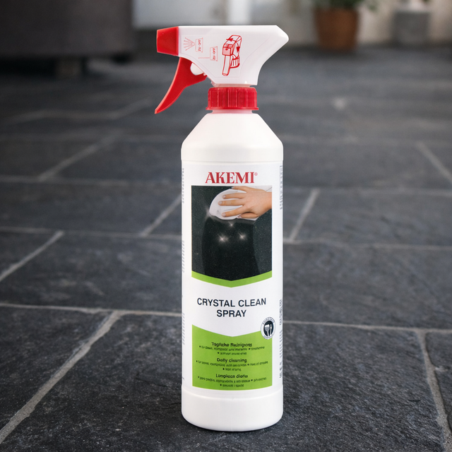 Akemi Crystal Clean rengjøringsmiddel for naturstein, flaske fra Akemi til vask av skifer og steinflater.