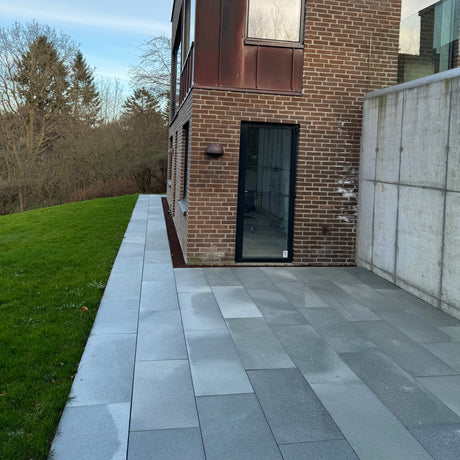 Altaskifer Rockdeck 20 terrassebord i norsk naturskifer med råhugget overflate for utendørs bruk