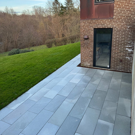 Altaskifer Rockdeck 20 terrassebord i grå naturskifer med råhugget overflate, stablet på pall
