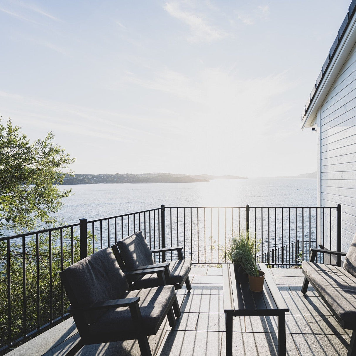 Altaskifer Rockdeck 20 terrassebord i mørk grå naturskifer med råhugget overflate for utendørs bruk